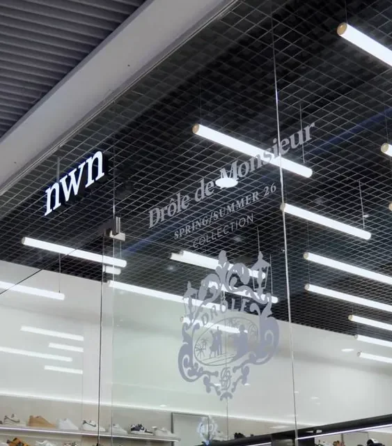 NWN — витрина: знак nwn и вывеска Drôle de Monsieur